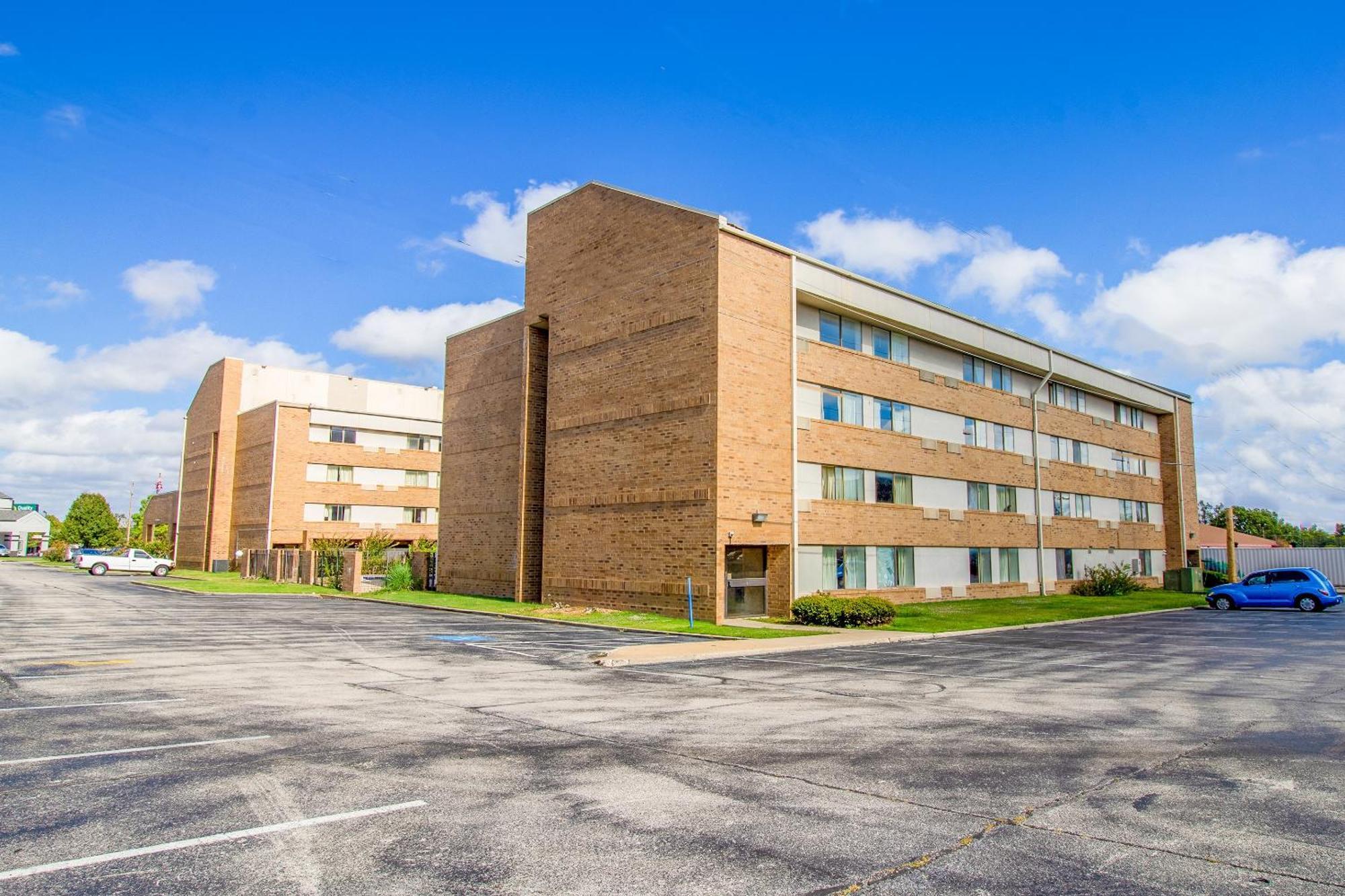 Tulsa Square Hotel Central, I-44 By Oyo Kültér fotó